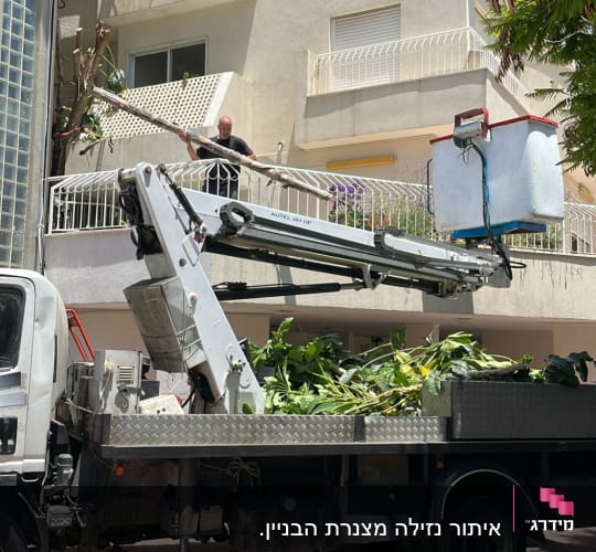 משאית עם מנוף, אדם עובד על מרפסת